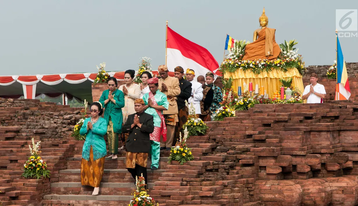 Sejumlah guru se-Jawabarat mengenakan pakain adat dalam perayaan Puja Waisak 2561 BE di komplek Candi Jiwa, Batujaya, Karawang, Jawa Barat (21/5). Perayaan waisak mengangkat tema indahnya kebersamaan dalam Buddha Dhamma. (Liputan6.com/Gempur M Surya)