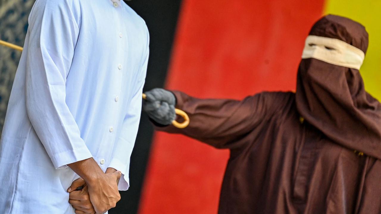FOTO: Enam Pelanggar Qanun Jalani Hukuman Cambuk di Banda Aceh