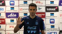 Pelatih Argentina Lionel Scaloni pada sesi konferensi pers jelang pertemuan kontra Timnas Indonesia hari Minggu (18/06/2023). (Bagaskara Lazuardi/Bola.com)