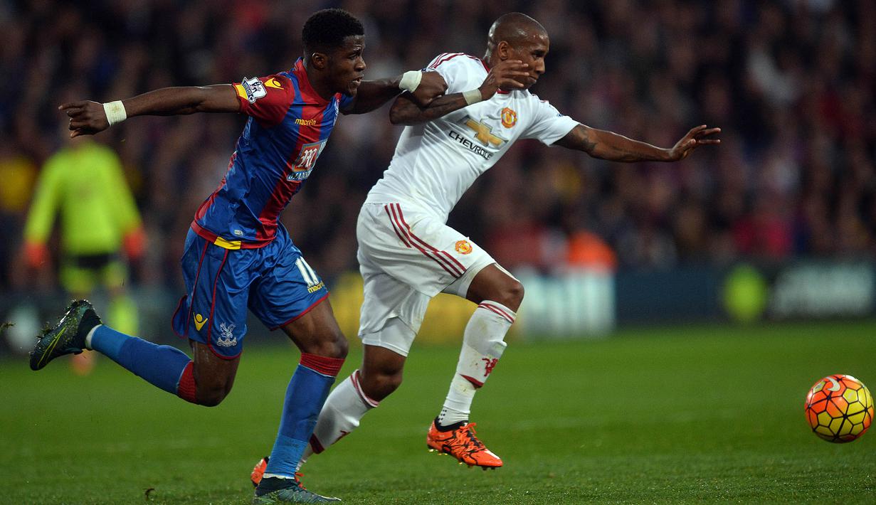  Pemain Crystal Palace, Wilfred Zaha berebut bola dengan pemain Manchester United, Ashley Young pada laga Liga Inggris di Stadion Selhurst Park, Inggris, Sabtu (31/10/2015). (EPA/Hannah McKay)