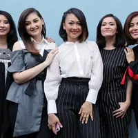 Semakin hari, di kalangan selebriti semakin banyak bermunculan geng sosialita. Selain Girls Squad dan geng Menteri Ceria, ada juga gengnya Mona Ratuliu Cs. Kabarnya juga, mereka sudah jalin persahabatan selama 25 tahun. (Deki Prayoga/Bintang.com)
