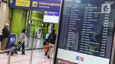 Sebuah papan memperlihatkan jadwal keberangkatan kereta api jarak jauh di Stasiun Gambir, Jakarta, Rabu (6/12/2023). (Liputan6.com/Angga Yuniar)