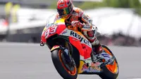 Pebalap Repsol Honda, Marc Marquez, masih memfokuskan persiapan pengujian ban depan jelang MotoGP Mugello. (EPA/Eddy Lemaistre)