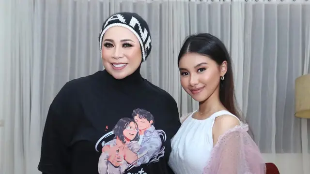 Zia bersama Melly Goeslaw