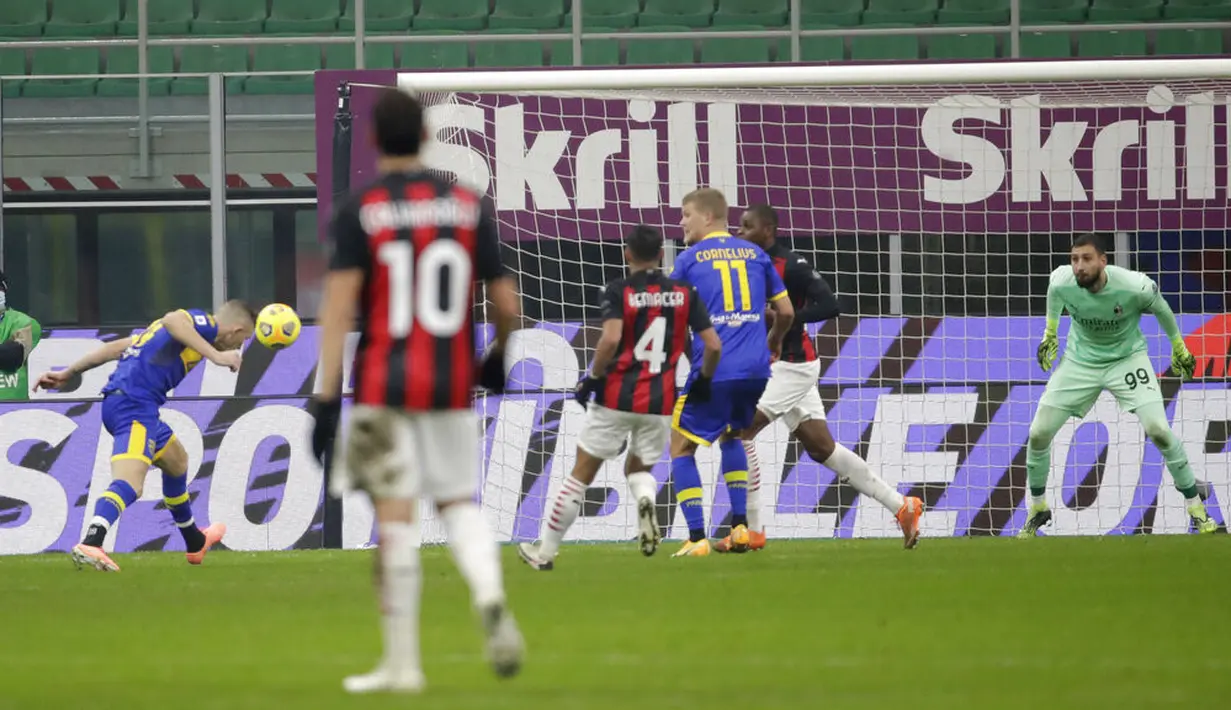 Pemain Parma Jasmin Kurtic (kiri) mencetak gol ke gawang AC Milan pada pertandingan Serie A di Stadion San Siro, Milan, Italia, Minggu (13/12/2020). AC Milan masih puncaki klasemen usai bermain imbang 2-2 lawan Parma. (AP Photo/Luca Bruno)