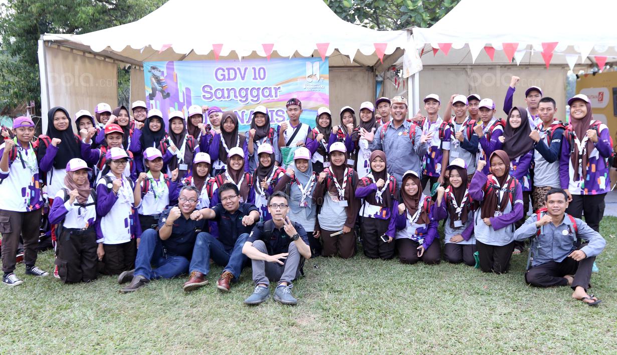 Tim Bola.com berfoto bersama peserta Raimuna Nasional XI usai kelas jurnalistik olahraga di Bumi Perkemahan Cibubur, Selasa (15/8/2017). Kegiatan ini sebagai bentuk dari pembelajaran jurnalistik olahraga. (Bola.com/Nicklas Hanoatubun)