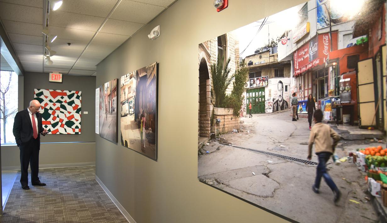 Seorang pria mengunjungi museum tentang Palestina pada hari pembukaannya di Woodbridge, Amerika Serikat (AS), Minggu (22/4). Museum ini menampilkan gambaran yang lebih lengkap dan kompleks tentang apa yang terjadi di tanah Palestina. (AFP/HECTOR RETAMAL)