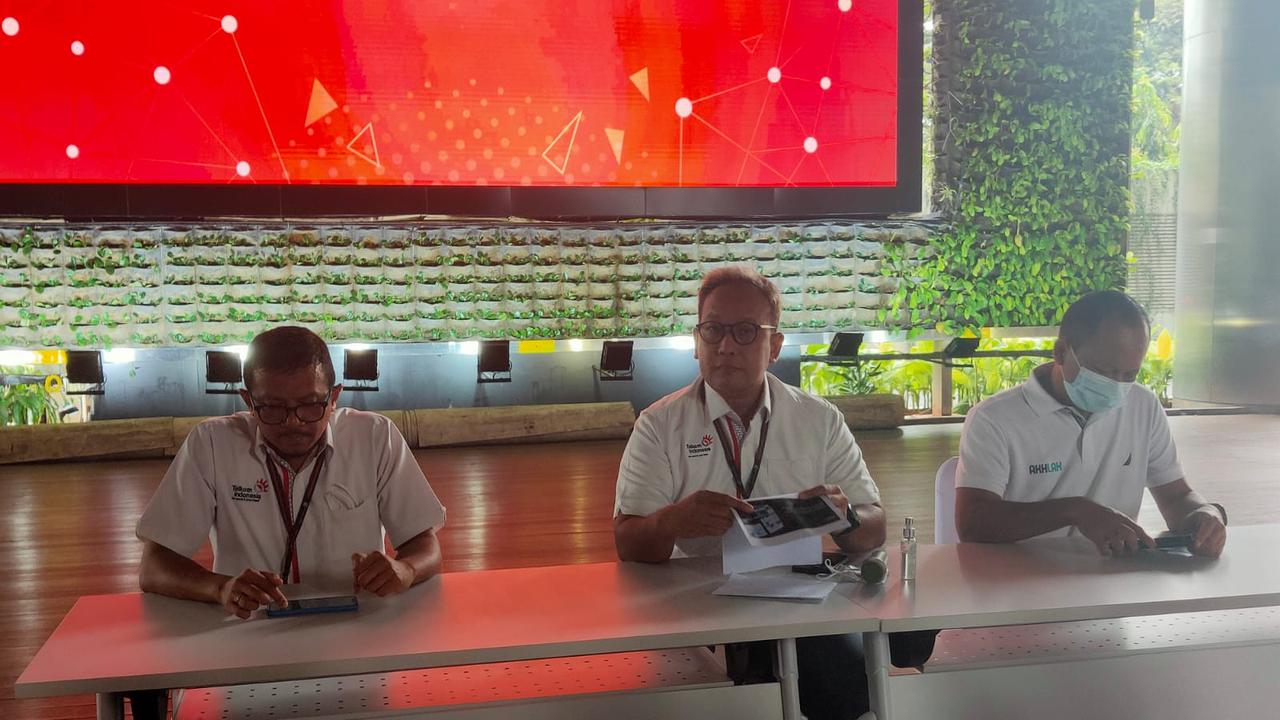 Senior Vice President Corporate Communication and Investor Relations Telkom Ahmad Reza (tengah) saat konferensi pers mengenai dugaan kebocoran data pribadi pengguna Indihome, Senin (22/8/2022).