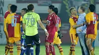 Pelatih Persib Bandung, Dejan Antonic meluapkan emosinya ke wasit Agus Joko seusai pertandingan melawan Arema Cronus di Stadion I Wayan Dipta, Gianyar, Selasa (23/2/2016). (Bola.com/Peksi Cahyo)