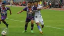 Bek PSGC, A Taufiq (tengah) menghalangi pergerakan pemain belakang Persib, Jajang Sukmara(kanan) saat laga persahabatan segitiga di Stadion Galuh Ciamis, Minggu (10/4/2016). Laga ini dimenangkan Persib 5-1. (Liputan6.com/Helmi Fithriansyah)