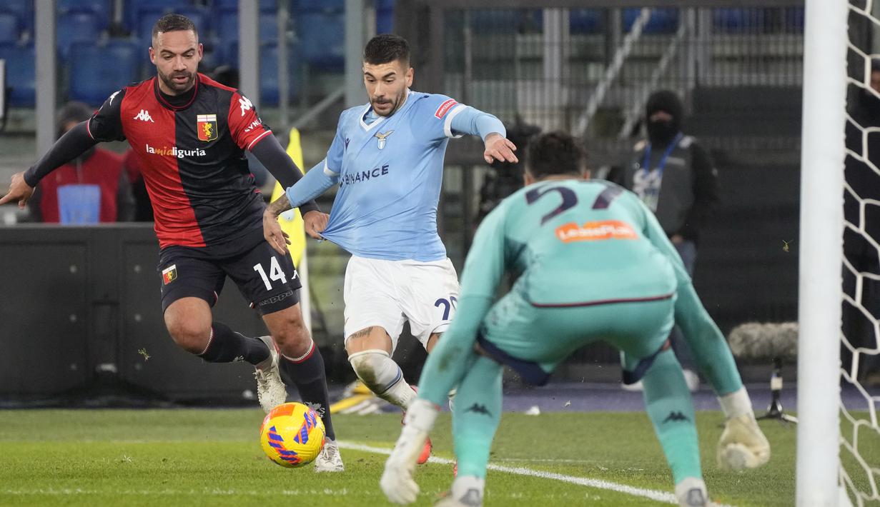 Gelandang Lazio Mattia Zaccagni (tengah) berebut bola dengan bek Genoa Davide Biraschi pada giornata ke-18 Liga Italia di Stadion Olimpico, Sabtu (18/12/2021) dini hari WIB. Lazio menang 3-1 atas tamunya Genoa. (AP Photo/Gregorio Borgia)