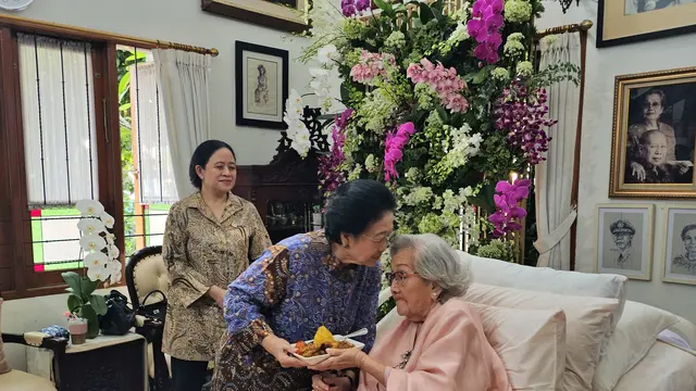 Presiden Kelima RI Megawati Soekarnoputri saat menghadiri perayaan ulang tahun ke-100 istri mantan Kapolri Jenderal (Purn) Hoegeng Iman Santoso, Meriyati Roeslani.
