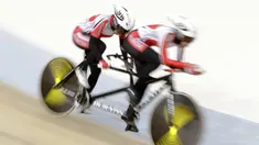 Pesepeda Indonesia, Ni'mal Magfiroh dan Sri Sugiyanti, memacu kecepatan pada nomor 3000 meter persuit individu B saat Asian Track Championship 2019 di Veledrome, Jakarta, Jumat (11/1). Pasangan ini berhasil meraih perak. (Bola.com/Yoppy Renato)