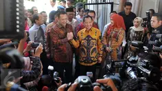 Ketua Komisi III DPR Bambang Soesatyo bersalaman dengan Calon Kapolri Komjen Pol Tito Karnavian saat kunjungan kerja ke kediaman Tito di Pasar Minggu, Jakarta, (22/6). Kunjungan ini bagian dari rangkaian seleksi calon Kapolri. (Liputan6.com/Johan Tallo)