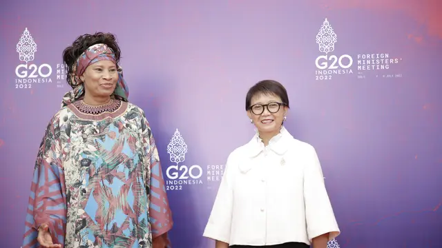 Menlu Retno Marsudi dan Menlu Senegal Aissata Tall Sall di acara Foreign Ministers' Meeting di G20 Bali. (Dok: Kemlu RI)