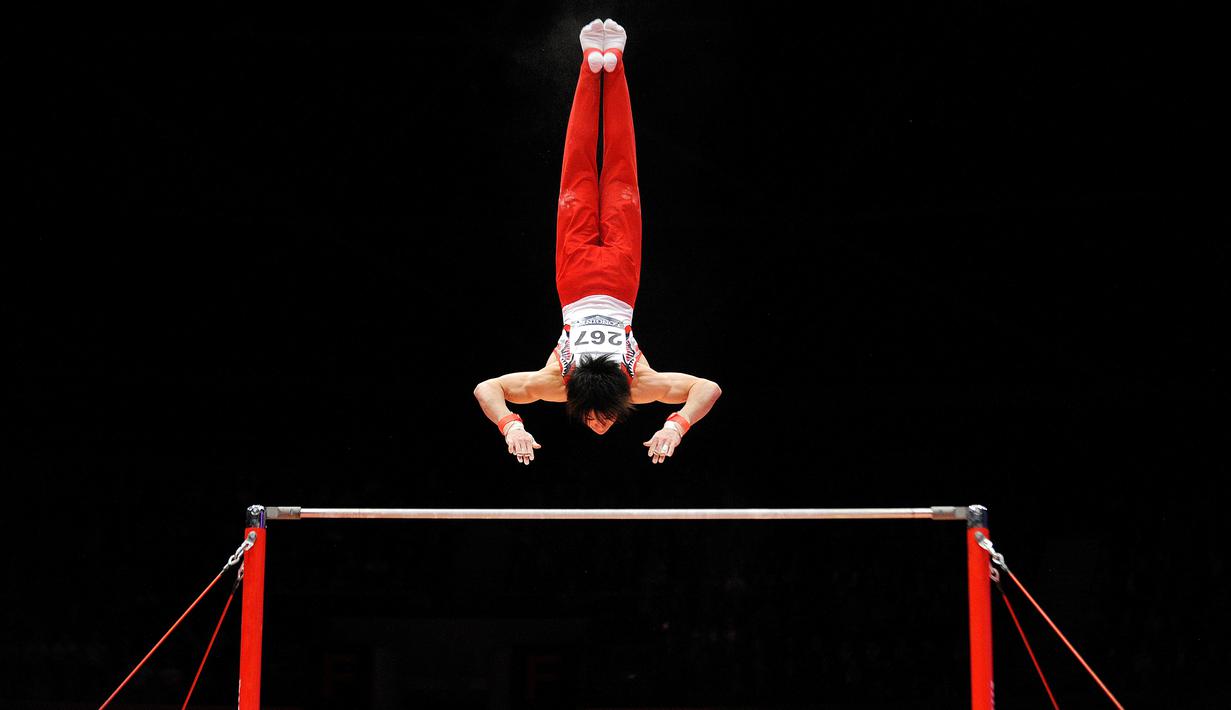 Pesenam Jepang, Kohei Uchimura, beraksi di nomor palang Kejuaraan Dunia Senam Artistik 2015 di Glasgow, Skotlandia, (1/11/2015). (AFP Photo/Andy Buchanan)