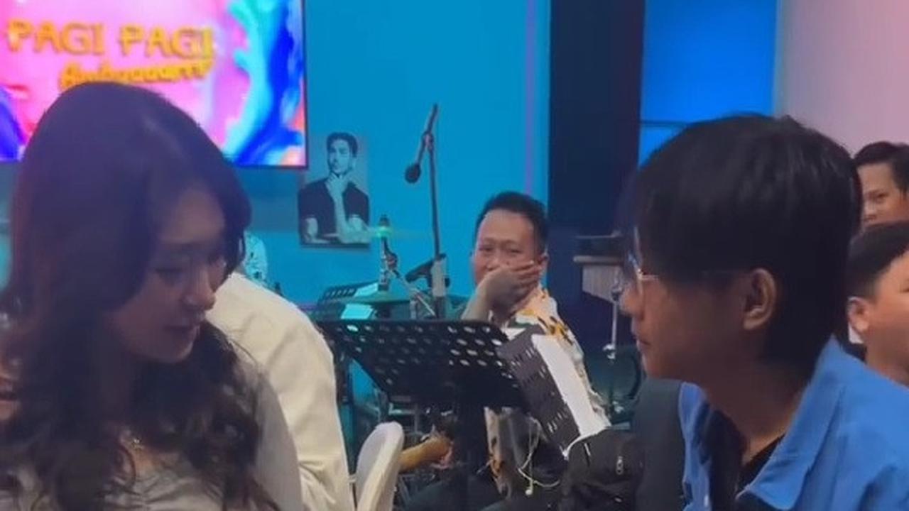 Skill Gitar Fajar Sadboy Bikin Livy Renata Terpesona dan Buat Netizen Kagum