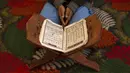 Seorang anak belajar Al-Quran selama bulan suci Ramadan di Jammu Kashmir Al Fallah Yateem Trust, Srinagar, India, Kamis (7/5/2020). Para ulama dan otoritas agama setempat mendesak warga untuk beribadah di rumah untuk mencegah penyebaran virus corona COVID-19. (AP Photo/Dar Yasin)