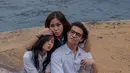 Foto lawas Yoriko Angeline dan Omara Esteghlal bareng Vanesha Prescilla tahun 2019. Wati dan Piyan di film Dilan punya peranan penting dalam hubungan Dilan dan Milea. Hubungan persahabatan yang terjalin baik di balik layar banjir pujian netizen. Debut di dunia film lewat film Dilan 1990, Vanesha Prescilla langsung dekat dengan sederet pemain utama dan pendukungnya. (Liputan6.com/IG/@yorikooangln_)