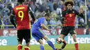 Pemain Bosnia, Senad Lulic (kiri) mencoba melewati adangan Marouane Fellaini (kanan) pada kualifikasi Piala Dunia 2018 grup H di Grbavica stadium, Sarajevo, Bosnia, (7/10/2017). Belgia menang 4-3. (AP/Amel Emric)