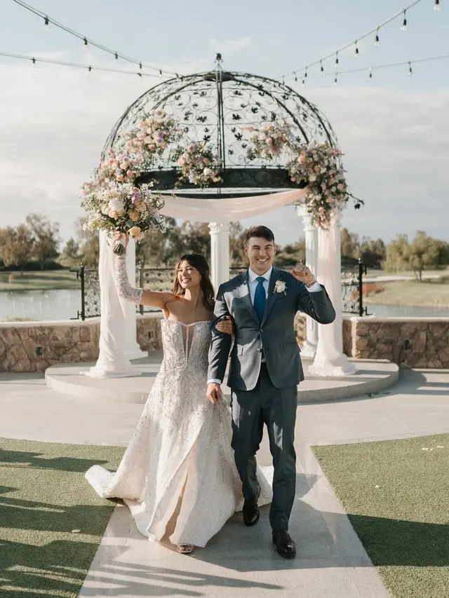 7 Potret Detail Resepsi Pernikahan Aurelie Moeremans dan Tyler Bigenho, Romantis