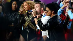 Penampilan penyanyi Beyonce, Chris Martin dari Coldplay dan Bruno Mars yang tampil pada halftime show Super Bowl 50 yang dihelat di Levi’s Stadium di Santa Clara, California, Minggu (7/2). (Ronald Martinez/Getty Images/AFP)