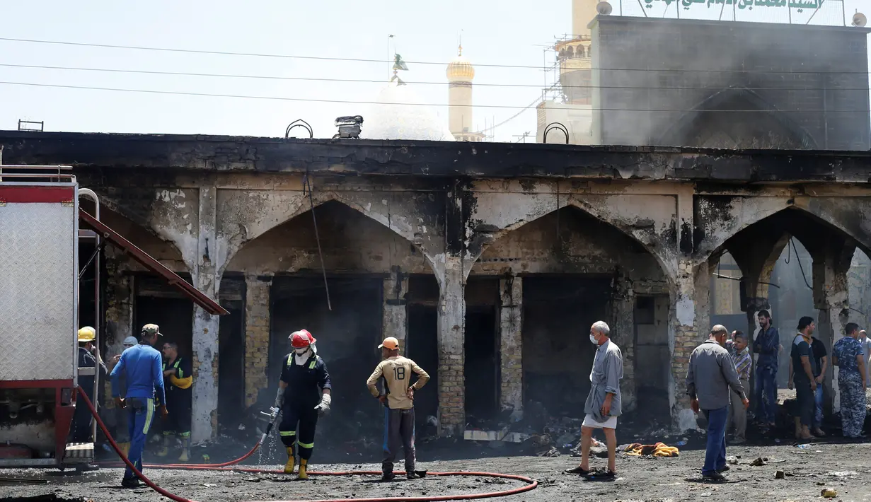 Kondisi kawasan makam Sayid Muhammad bin Ali al-Hadi di Balad usai terkena serangan bom bunuh diri, Baghdad, Irak (8/7). Diduga yang melakukan serangan adalah kelompok ISIS. (REUTERS / Thaier Al-Sudani)