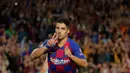 Pemain Barcelona Luis Suarez melakukan selebrasi setelah mencetak gol ke gawang Inter Milan pada lanjutan Liga Champions di Stadion Camp Nou, Barcelona, Spanyol, Rabu (2/10/2019). Barcelona menang 2-1 lewat gol Luis Suarez. (AP Photo/Emilio Morenatti)