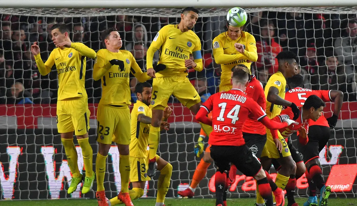 Duel para pemain PSG dan pemain Rennes pada laga Ligue 1 Prancis di Roazhon Park, Rennes, (16/12/2017). PSG menang 4-1. (AFP/Loic Venance)