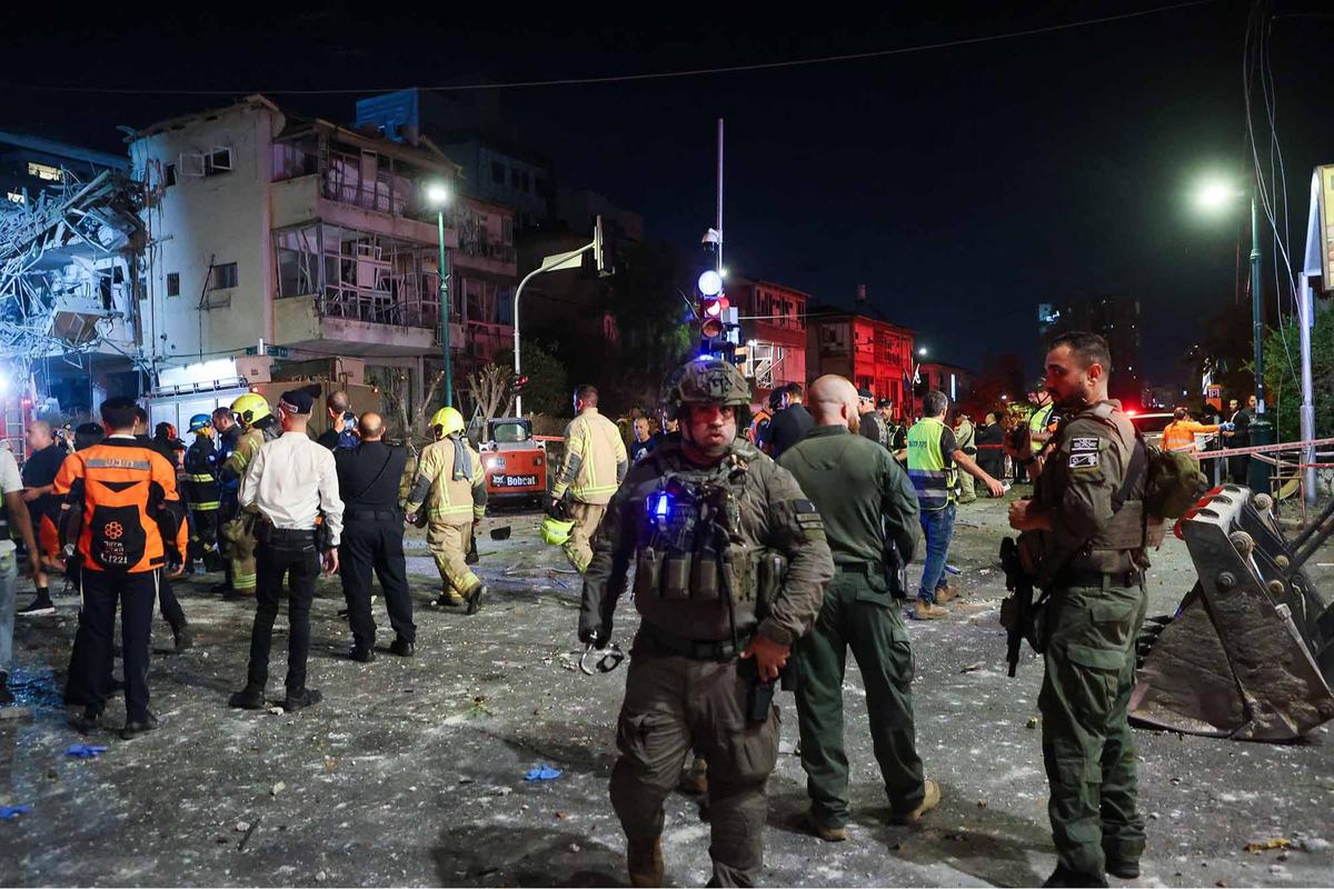 FOTO: Pembalasan Iran, Rudal Balistik Memorakporandakan Kompleks Bangunan di Kota Tel Aviv Israel