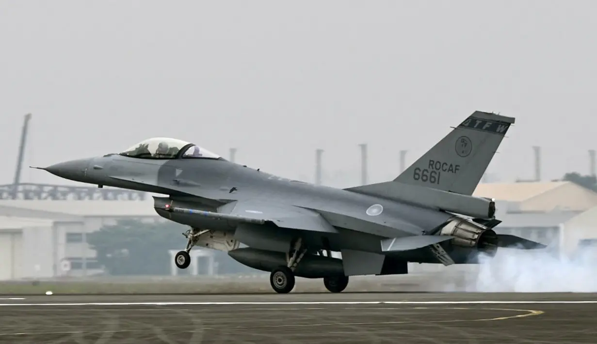Jet tempur F-16V Angkatan Udara Taiwan mendarat pada landasan pacu saat latihan di Chiayi, Taiwan, Rabu (5/1/2022). Pilot Angkatan Udara Taiwan melakukan latihan untuk mensimulasikan intersepsi pesawat China ke zona identifikasi pertahanan udara Taiwan. (Sam Yeh/AFP)