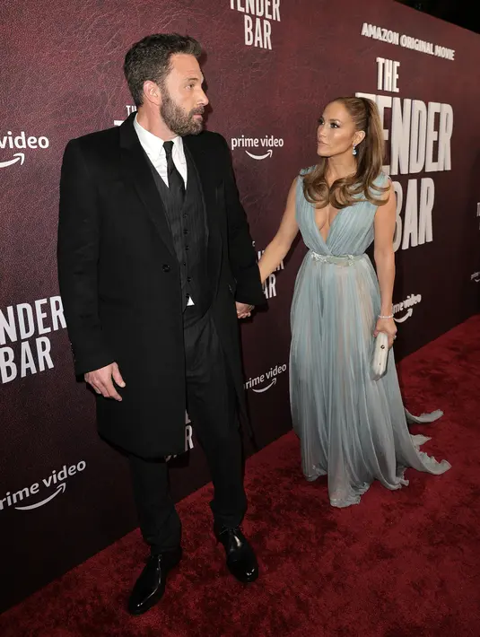 Hubungan keduanya kembali lengket pada 2021, tak lama setelah Jennifer Lopez putus dari Alex Rodriguez. Mereka lantas memamerkan kedekatan di Instagram pada Juli tahun yang sama, dan tampil bersama di Festival Film Venesia 2021. (Kevin Winter/Getty Images/AFP)