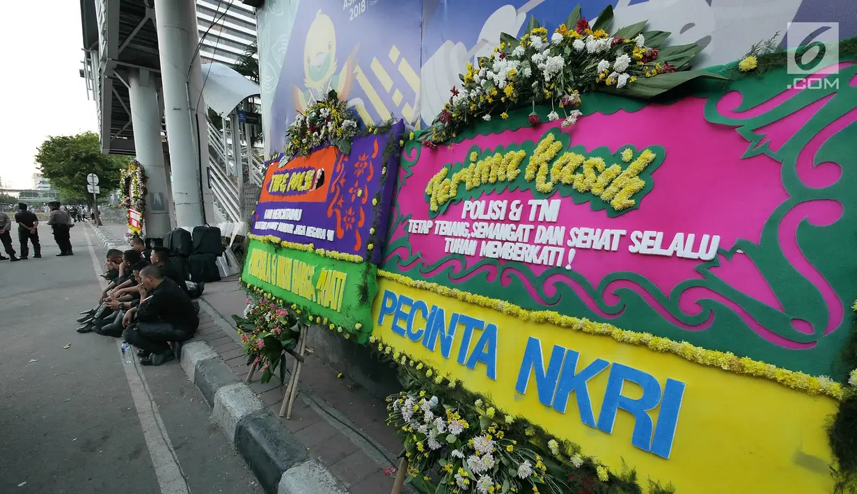 Sejumlah karangan bunga yang bertuliskan ucapan apresiasi bagi TNI dan Polri terpajang di samping gedung Bawaslu, Jakarta, Jumat (24/5/2019). Karangan bunga itu sebagai wujud apresiasi bagi TNI dan Polri dalam menjaga ketertiban dan keamanan saat aksi 22 Mei. (Liputan6.com/Herman Zakharia)