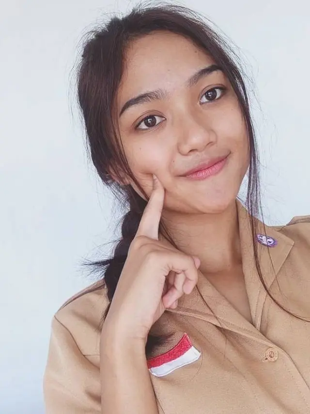 [Bintang] Bikin Kaget, Ini Dia 8 Penampilan Marion Jola Tanpa Makeup