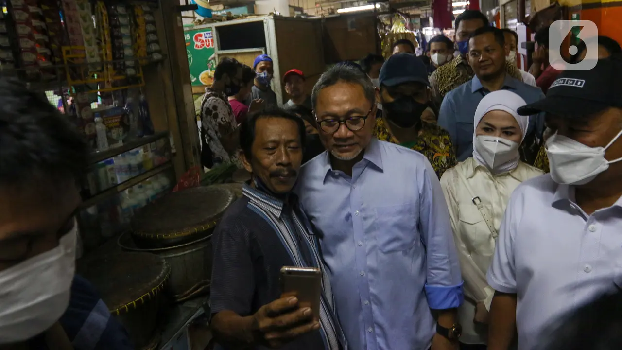 FOTO: Jelang Idul Adha, Menteri Perdagangan Zulkifli Hasan Pantau Harga Bahan Pokok di Pasar Cibubur