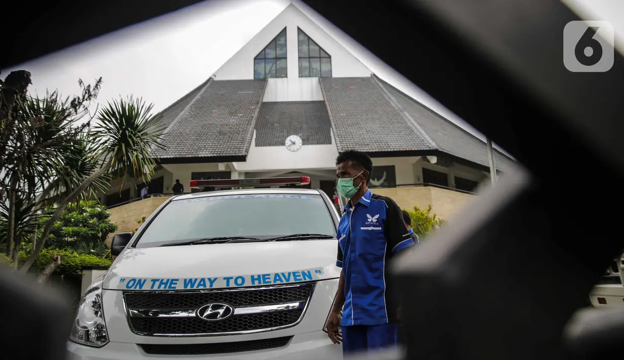 Mobil ambulans terparkir saat pelepasan jenazah Glenn Fredly di Gereja Sumber Kasih, Lebak Bulus, Jakarta, Kamis (9/4/2020). Glenn Fredly meninggal dunia pada 8 April 2020 malam di sebuah rumah sakit di Jakarta Selatan. (Liputan6.com/Faizal Fanani)