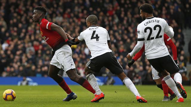 Gelandang Manchester United, Paul Pogba, menggiring bola saat melawan Fulham. (AFP/Ian Kington)