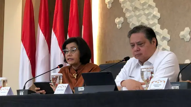 Menteri Keuangan (Menkeu) Sri Mulyani Indrawati dalam konferensi pers Devisa Hasil Ekspor (DHE), di kantor Kementerian Bidang Perekonomian, Jumat (28/7/2023). (Tira/Liputan6.com)