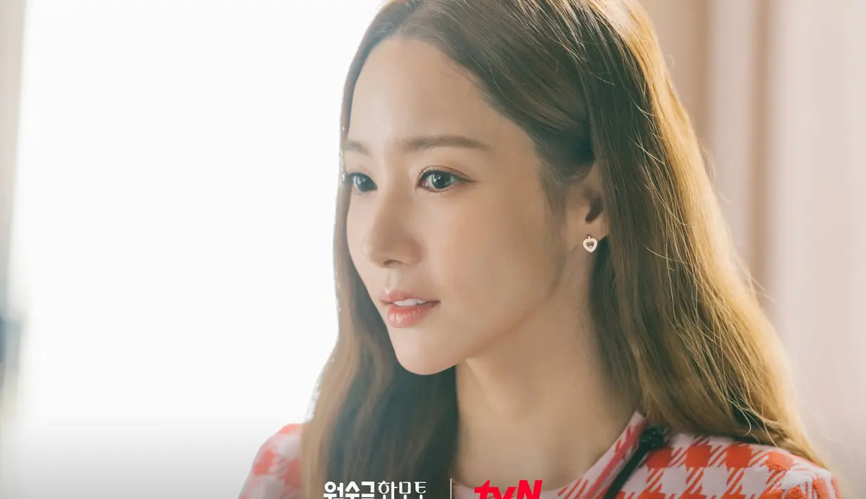 Sementara itu, saat Choi Sang Eun bersiap untuk berhenti dari pekerjaannya, dia tiba-tiba menyadari perasaannya terhadap Jung Ji Ho (Go Kyung Pyo). (Foto: TVN via Soompi)