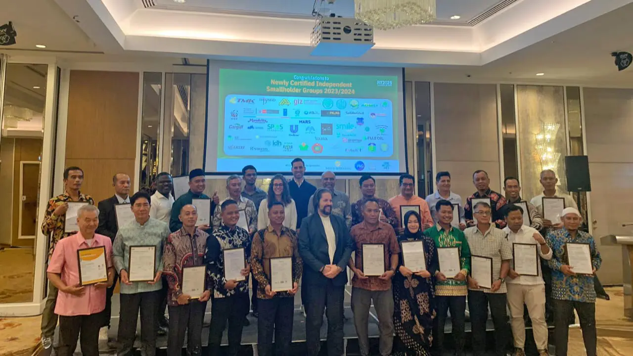 Risniati (di barisan depan), mewakili CV PAG dengan bangga menerima sertifikat RSPO pada acara RT RSPO di Kuala Lumpur. (Dok Sinar Mas)