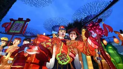 Patung-patung lentera ditampilkan selama pratinjau media untuk Mid-Autumn Festival di Gardens by the Bay, Singapura, Selasa (27/8/2019). Festival ini sebagai penanda berakhirnya panen musim gugur atau Mid-Autumn sekaligus merupakan momen untuk memanjatkan syukur kepada dewa-dewi. (Roslan RAHMAN/AFP)