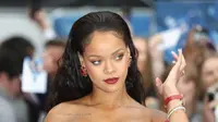 Rihanna membeberkan rahasianya untuk move on setelah putus cinta, penasaran? Sumber foto: Racked.