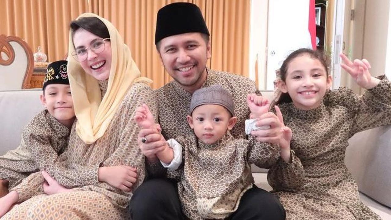 Ada juga yang menyebut potret Arumi Bachsin dan sang anak, Keisha bak kakak dan adik. Apalagi Arumi memiliki wajah awet muda.