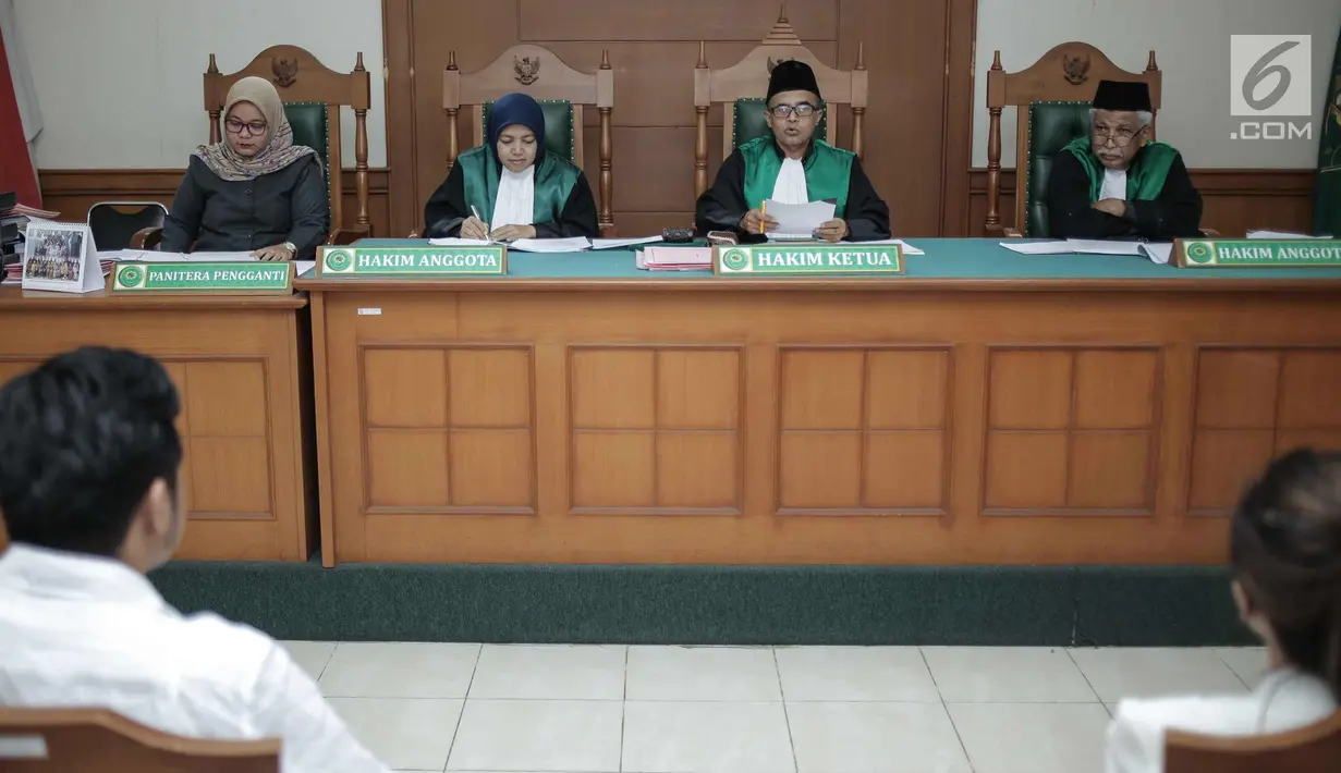 Suasana sidang Roby Geisha dan Istrinya Cinta Ratu Nansya di Pengadilan Agama Jakarta Selatan, Senin (12/3). Roby Geisha dan Cinta Ratu Nansya menikah di Masjid Dian Al Mahri, Limo, Depok, Jawa Barat, pada Oktiber 2015 silam. (Liputan6.com/Faizal Fanani)