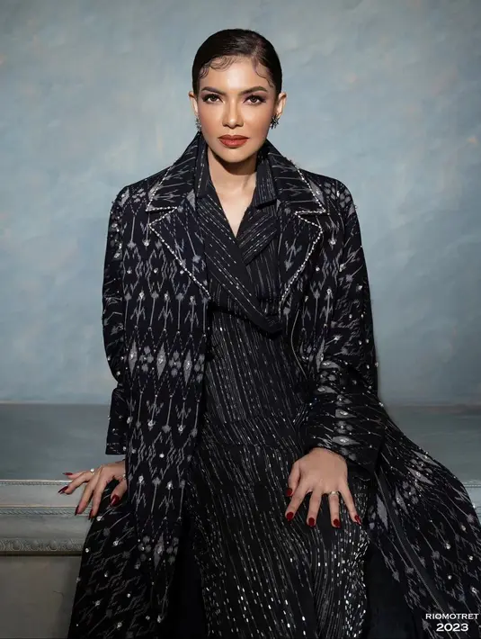 Sang MUA, Rama Jee, tampak memberikan tampilan smokey dengan eyeshadow coklat dan bulu mata palsu untuk riasan mata Najwa.