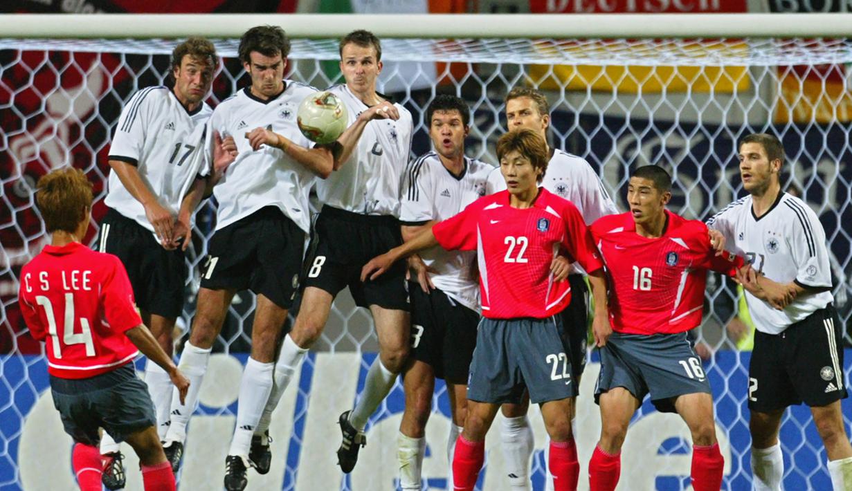 Korea Selatan. Termasuk Piala Dunia 2022, Korea Selatan telah lolos sebanyak 11 kali ke putaran final Piala Dunia dan menjadi negara Asia yang paling sering tampil. Dalam 10 edisi sebelumnya, 1954 dan 1986 hingga 2018, mereka mampu 2 kali lolos dari fase grup, yaitu di Piala Dunia 2002 dan 2010. Pada Edisi 2002 saat menjadi tuan rumah bersama Jepang, Korea Selatan melaju hingga semifinal dan harus tersingkir di tangan Jerman usai kalah 0-1. Di perebutan tempat ke-3 Korea Selatan kalah 2-3 dari Turki. Pada edisi 2010 Korea Selatan kandas di babak kedua (16 besar) usai kalah 1-2 dari Uruguay. (AFP/Greg Wood)