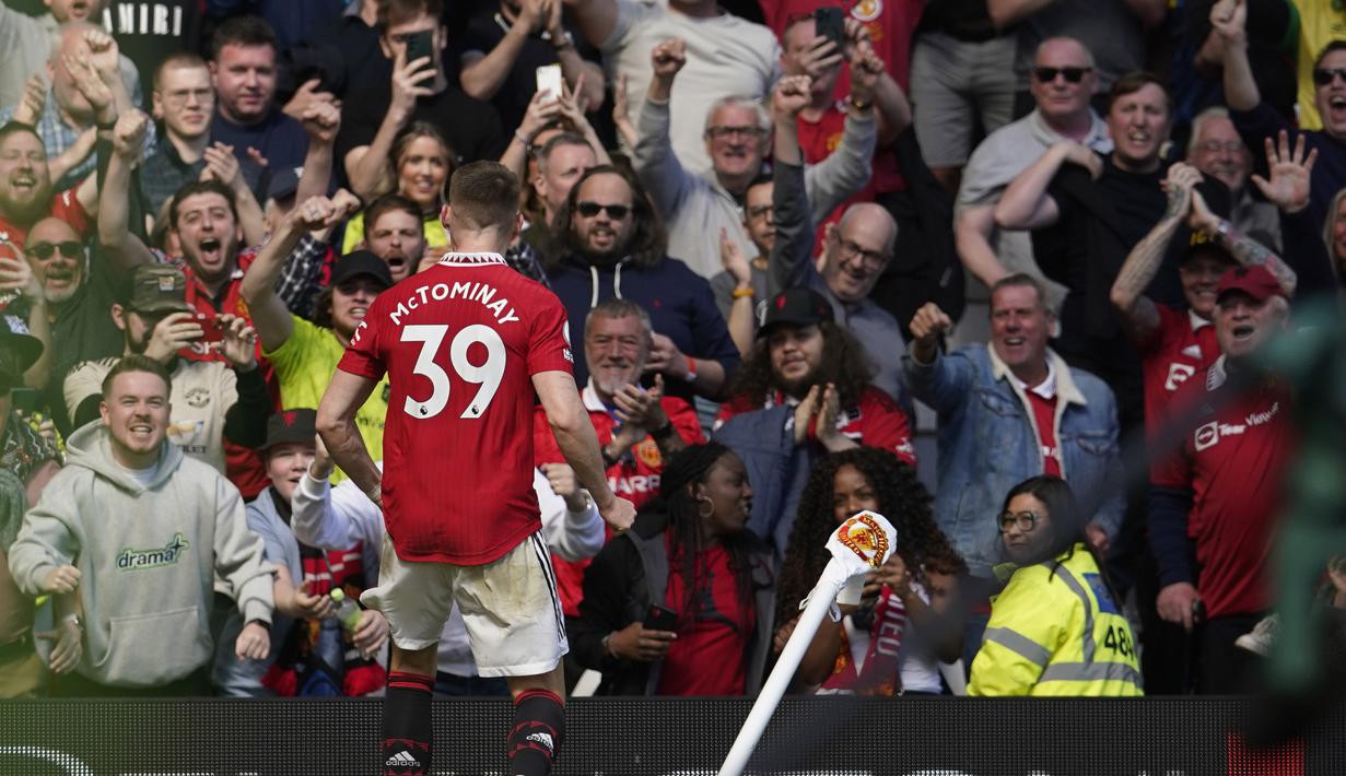 Selebrasi gelandang Manchester United, Scott McTominay setelah menjebol gawang Everton pada laga lanjutan pekan ke-30 Liga Inggris 2022/2023, Sabtu (8/4/2023) di Old Trafford Stadium, Manchester. (AP Photo/Dave Thompson)