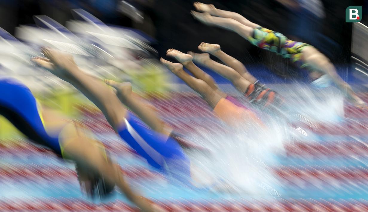 Aksi start para perenang saat  final nomor 800 meter gaya bebas putri pada Asian Games 2018 di Stadion Akuatik Gelora Bung Karno Senayan, Jakarta Kamis (23/8/2018). (Bola.com/Peksi Cahyo)