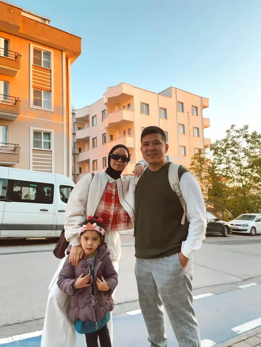 Bersama keluarga kecilnya, Haykal Kamil dan Tantri Namirah pun tampil stylish. Ibu satu anak ini selalu tampil keren dengan gaya hijabnya. Begitu pula dengan putrinya yang kini tumbuh makin besar, saat putrinya ini terlihat makin menggemaskan saat memakai bando lucu. (Liputan6.com/IG/@haykalkamil)