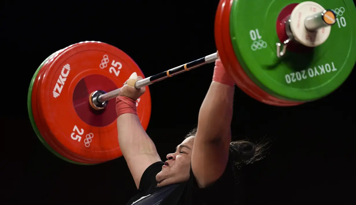 Lifter Indonesia Nurul Akmal berlaga pada cabang angkat besi +87 kg putri Olimpiade Tokyo 2020 di Tokyo, Jepang, Senin (2/8/2021). Nurul Akmal gagal mempersembahkan medali untuk Indonesia. (AP Photo/Seth Wenig)